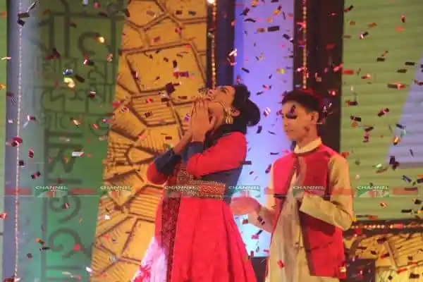 নুসরাত সায়েম বিজয় উদযাপন করছেন, কনফেটি পড়ছে চারপাশে. Channel i News - চ্যানেল আই নিউজ