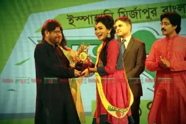 নুসরাত সায়েম পুরস্কার গ্রহণের সময় উপস্থিত অতিথিদের সাথে. Channel i News - চ্যানেল আই নিউজ