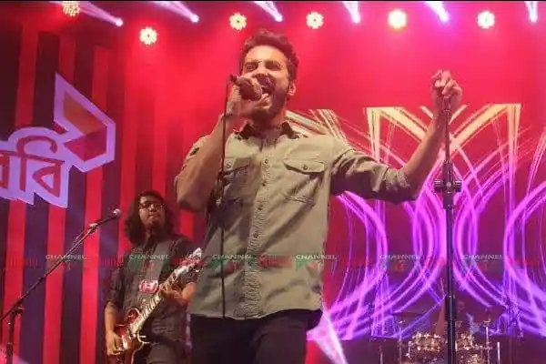 ব্যান্ড পারফরম্যান্সের ছবি, গানের পরিবেশে ব্যান্ড সদস্যরা. Channel i News - চ্যানেল আই নিউজ