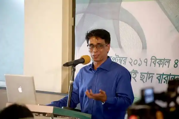 চ্যানেল আই'র প্রতিষ্ঠা বার্ষিকী উপলক্ষে চ্যানেল আই অনলাইন আয়োজিত সেমিনারে প্রবন্ধ উপস্থাপন করছেন চ্যানেল আই অনলাইনের সম্পাদক জাহিদ নেওয়াজ খান।