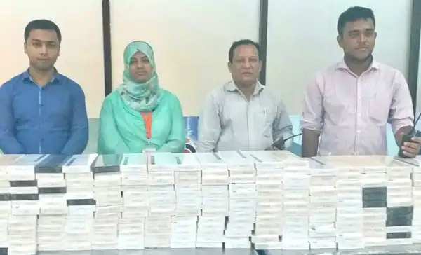 চ্যানেল আই অনলাইন রিপোর্ট: নিষিদ্ধ সিগারেট, মেমরি কার্ড ও ওষুধ উদ্ধার. Channel i News - চ্যানেল আই নিউজ