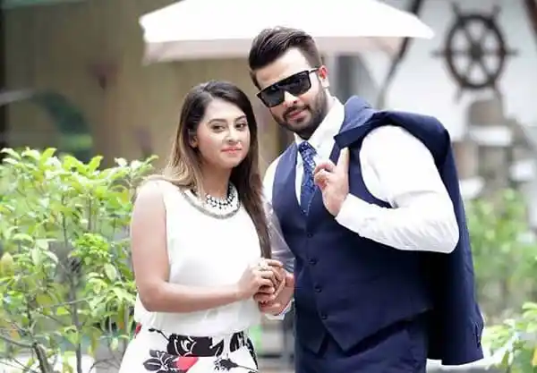 শাকিব-বুবলি একসঙ্গে দাঁড়িয়ে হাসিমুখে ছবি তুলছেন. Channel i News - চ্যানেল আই নিউজ