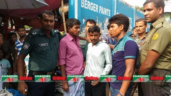 পুলিশের হাতে ধরা পড়া তিন জুয়াড়ি।