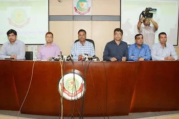 প্রেস কনফারেন্সে কর্মকর্তারা বসে আছেন, মিডিয়া কর্মীরা ছবি তোলার জন্য প্রস্তুত. Channel i News - চ্যানেল আই নিউজ