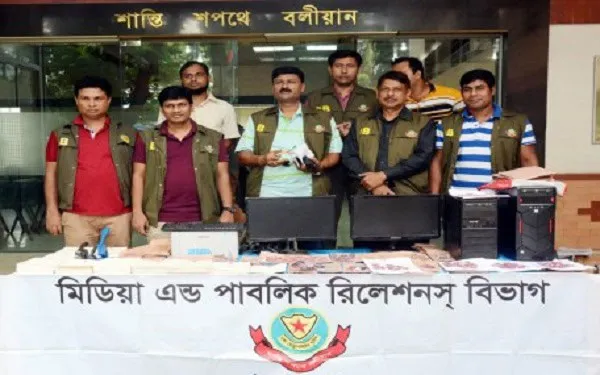 ভুয়া পুলিশ ক্লিয়ারেন্স জালিয়াতি চক্রের সদস্যরা ধরা পড়েছে. Channel i News - চ্যানেল আই নিউজ