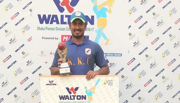ক্রিকেটার আশরাফুল সেঞ্চুরি উদযাপন করছেন, পুরস্কার হাতে. Channel i News - চ্যানেল আই নিউজ