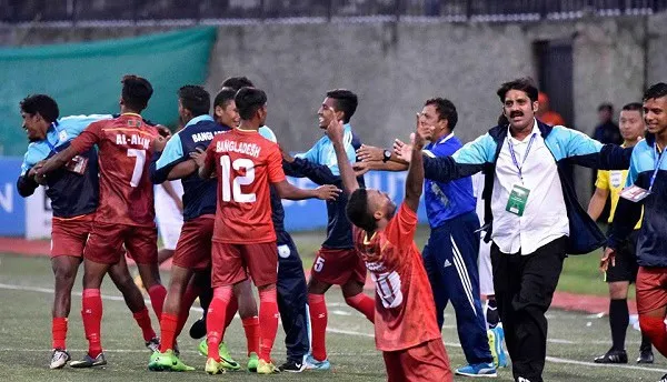 বাংলাদেশ যুবাদের সাফে অবিশ্বাস্য জয় উদযাপন, খেলোয়াড় ও কোচের উল্লাস. Channel i News - চ্যানেল আই নিউজ