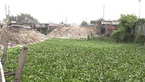 নদীর মৃতপ্রায় জলজ পরিবেশের ছবি, দূষণ ও অব্যবস্থাপনার চিত্র. Channel i News - চ্যানেল আই নিউজ