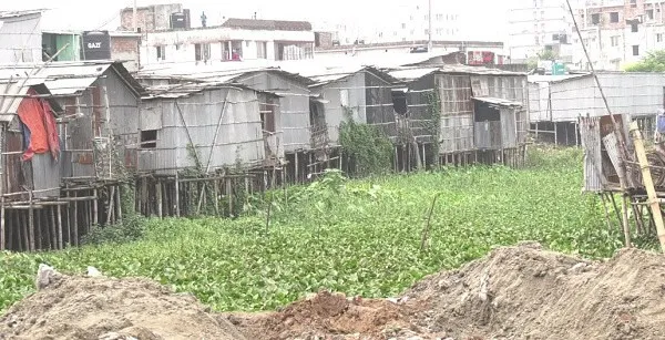 নির্মাণাধীন খাল ও ঝুঁকিপূর্ণ ঝুপড়ি বাড়ি, বাংলাদেশের শহরাঞ্চলে. Channel i News - চ্যানেল আই নিউজ
