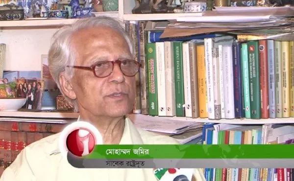 প্রখ্যাত লেখক মোহাম্মদ জব্বার সাক্ষাৎকারে, বইয়ের শেলফের পাশে বসে. Channel i News - চ্যানেল আই নিউজ