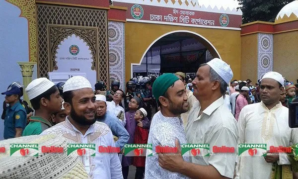 ঈদ উৎসবে মুসল্লিরা একে অপরের সাথে শুভেচ্ছা বিনিময় করছেন. Channel i News - চ্যানেল আই নিউজ
