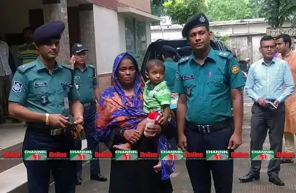 পুলিশের সঙ্গে শিশুসহ মা, অপহরণকারীদের খোঁজে পুলিশ. Channel i News - চ্যানেল আই নিউজ