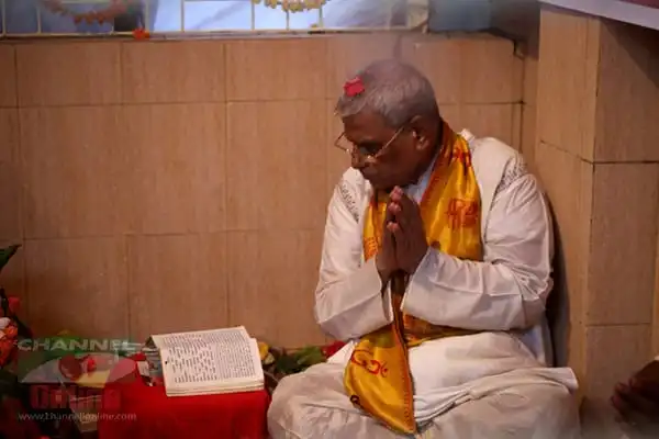 দেবী দুর্গাকে আমন্ত্রণ জানিয়ে প্রার্থনা করছেন একজন ব্যক্তি. Channel i News - চ্যানেল আই নিউজ