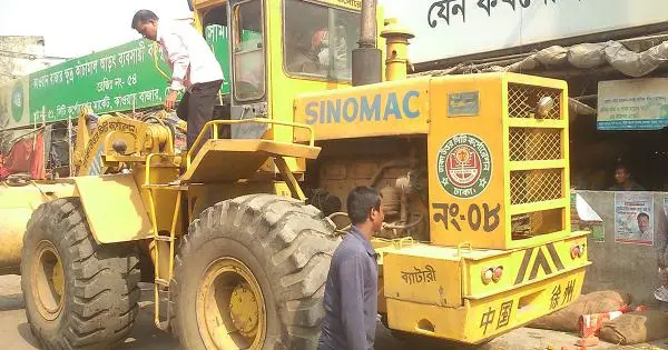 ফুটপাতে উচ্ছেদ অভিযান চালাচ্ছে ট্রাক ও শ্রমিকরা. Channel i News - চ্যানেল আই নিউজ