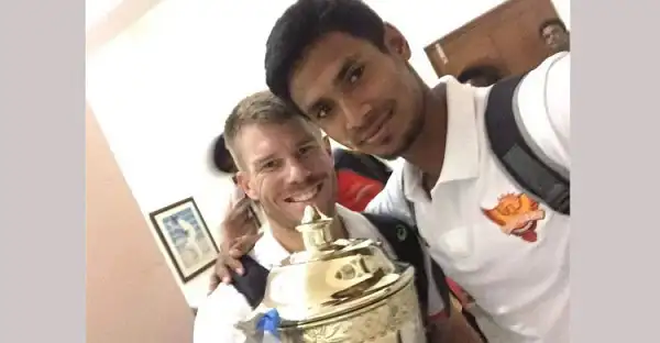 মোস্তাফিজের সঙ্গে ওয়ার্নার, ক্রিকেটারদের শুভেচ্ছা বিনিময়. Channel i News - চ্যানেল আই নিউজ