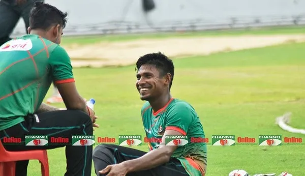 বাংলাদেশ ক্রিকেটাররা অনুশীলনে হাসিমুখে আলোচনা করছে. Channel i News - চ্যানেল আই নিউজ