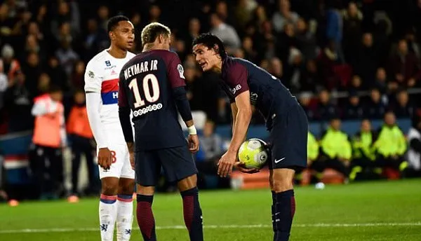 পিএসজির খেলোয়াড়রা মাঠে আলোচনা করছে, Neymar Jr. ও অন্য খেলোয়াড়রা. Channel i News - চ্যানেল আই নিউজ
