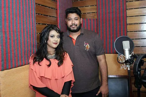 ঐশী ও প্রতিক হাসান স্টুডিওতে সঙ্গীত রেকর্ডিংয়ে অংশগ্রহণ করছেন. Channel i News - চ্যানেল আই নিউজ