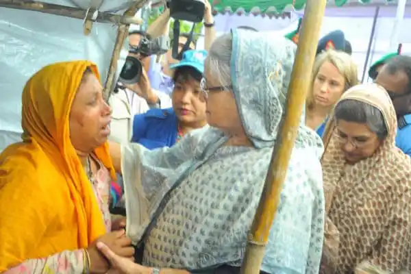 প্রধানমন্ত্রী জনতার সাথে সাক্ষাৎ করে মনোভাব প্রকাশ করছেন।. Channel i News - চ্যানেল আই নিউজ