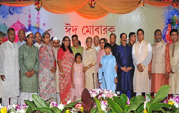 বাংলাদেশের বিভিন্ন ব্যক্তি একত্রে দোয়া ও শুভেচ্ছা বিনিময় করছেন. Channel i News - চ্যানেল আই নিউজ
