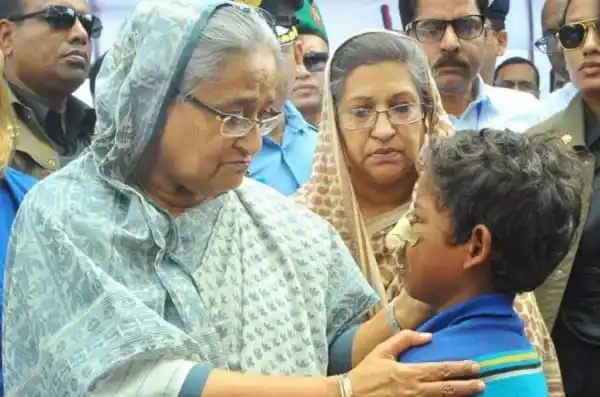 প্রধানমন্ত্রী শেখ হাসিনা রোহিঙ্গা শিশুর সাথে সাক্ষাৎ করেন. Channel i News - চ্যানেল আই নিউজ