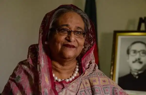 প্রধানমন্ত্রী শেখ হাসিনা বাংলার ঐতিহ্যবাহী পোশাকে হাসিমুখে দাঁড়িয়ে. Channel i News - চ্যানেল আই নিউজ