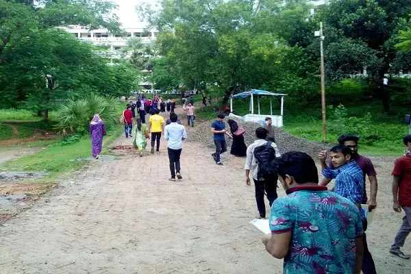 কুমিল্লা বিশ্ববিদ্যালয়ে শিক্ষার্থীরা প্রবেশ করছে. Channel i News - চ্যানেল আই নিউজ