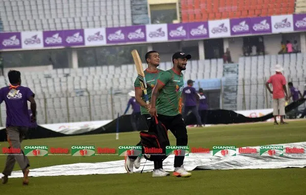 ক্রিকেটাররা মাঠে অনুশীলন করছে, প্রস্তুতি নিচ্ছে. Channel i News - চ্যানেল আই নিউজ