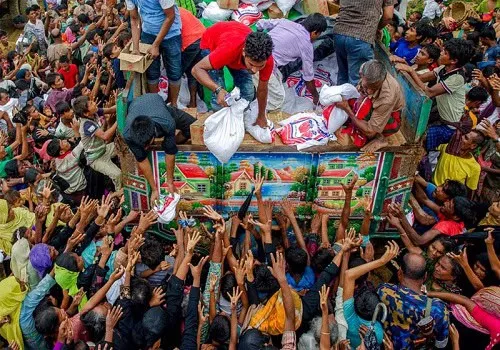জনতা রোহিঙ্গা শরণার্থীদের জন্য ত্রাণ বিতরণ করছে. Channel i News - চ্যানেল আই নিউজ