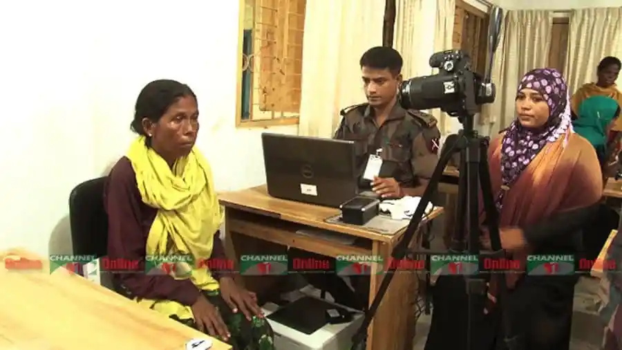 রোহিঙ্গাদের বায়োমেট্রিক নিবন্ধনের জন্য নারী ও পুরুষের সাক্ষাৎকার. Channel i News - চ্যানেল আই নিউজ
