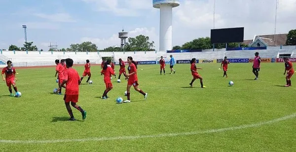বাংলাদেশ নারী ফুটবল দল অনুশীলন করছে, খেলোয়াড়রা মাঠে প্রশিক্ষণ নিচ্ছে. Channel i News - চ্যানেল আই নিউজ