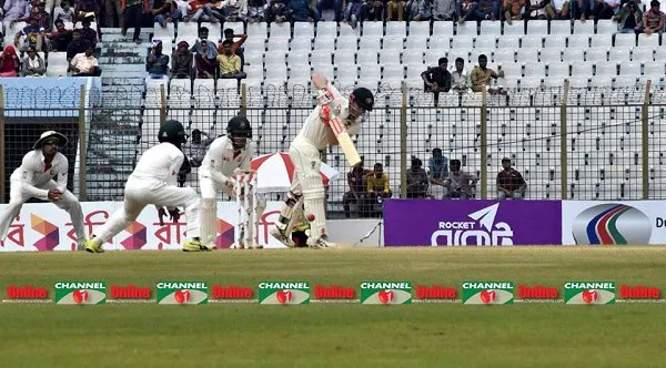 বাংলাদেশ ক্রিকেট দলের ব্যাটসম্যানরা মাঠে ব্যাটিং করছে. Channel i News - চ্যানেল আই নিউজ