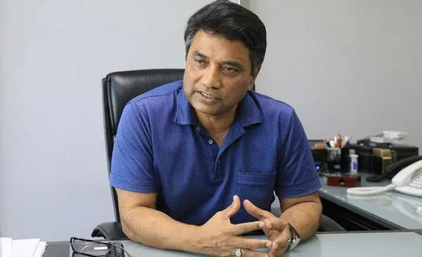 বাংলাদেশি ব্যক্তির ছবি, তিনি অফিসে বসে আলোচনা করছেন।. Channel i News - চ্যানেল আই নিউজ