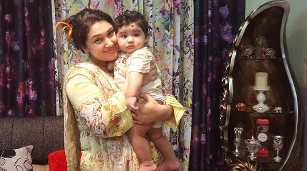 অপু বিশ্বাসের সঙ্গে তার সন্তান, জন্মদিনের শুভেচ্ছা।. Channel i News - চ্যানেল আই নিউজ