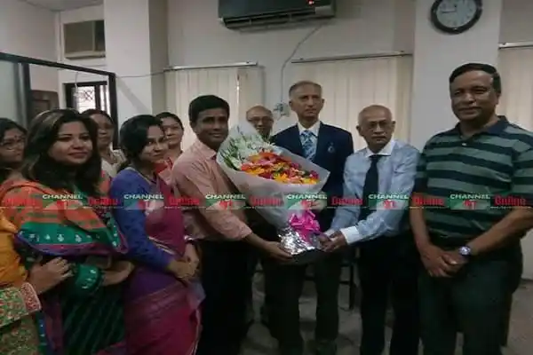 আরেফিন সিদ্দিক গণযোগাযোগ ও সাংবাদিকতা বিভাগে ফিরলেন, ফুলের তোড়া গ্রহণ করছেন. Channel i News - চ্যানেল আই নিউজ