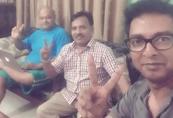 তিনজন মানুষ হাসিমুখে পজিটিভ সিগন্যাল দিচ্ছেন, ক্যামেরার দিকে তাকিয়ে. Channel i News - চ্যানেল আই নিউজ