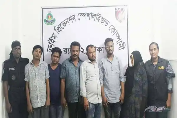 সন্দেহভাজন ও নিরাপত্তা বাহিনী সদস্যরা একসঙ্গে দাঁড়িয়ে. Channel i News - চ্যানেল আই নিউজ