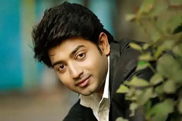 বাপ্পি এর হাস্যোজ্জ্বল ছবি, ক্যামেরার দিকে তাকিয়ে. Channel i News - চ্যানেল আই নিউজ
