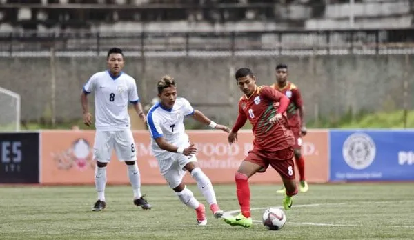 বাংলাদেশ যুবদলের খেলোয়াড়রা ফুটবল খেলছে মাঠে. Channel i News - চ্যানেল আই নিউজ