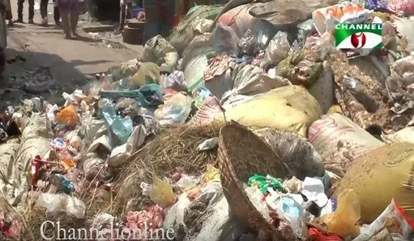 বর্জ্য ও আবর্জনা জমে থাকা রাস্তার দৃশ্য, চ্যানেল আই অনলাইন. Channel i News - চ্যানেল আই নিউজ