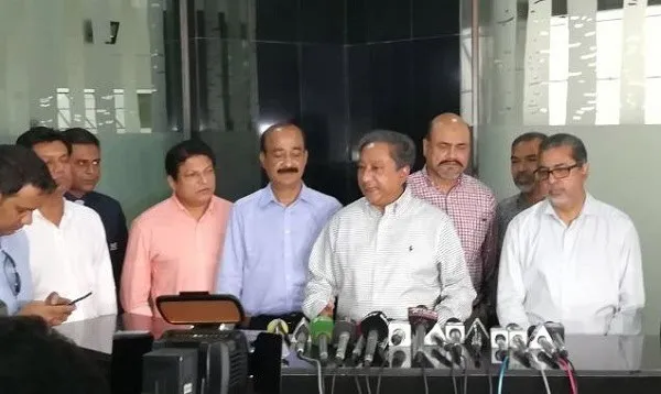 বিসিবি সভাপতি সংবাদ সম্মেলনে বক্তব্য দিচ্ছেন, অন্যান্য কর্মকর্তারা পাশে দাঁড়িয়ে. Channel i News - চ্যানেল আই নিউজ