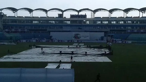 বৃষ্টির কারণে মাঠে পানি জমে গেছে, খেলা বন্ধ রয়েছে।. Channel i News - চ্যানেল আই নিউজ