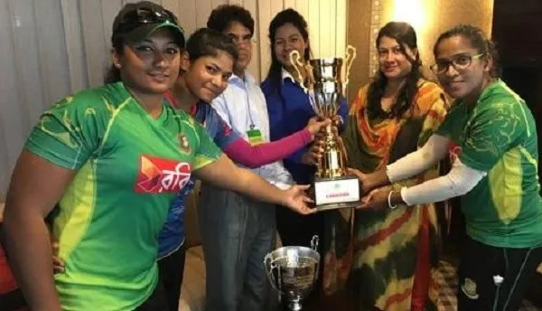 বাংলাদেশ নারী ক্রিকেট দলের খেলোয়াড়রা ট্রফি গ্রহণ করছে. Channel i News - চ্যানেল আই নিউজ