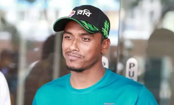 বাংলাদেশি ক্রিকেটার রুবেল হাস্যোজ্জ্বল মুখে ক্যাপ পরেছেন. Channel i News - চ্যানেল আই নিউজ