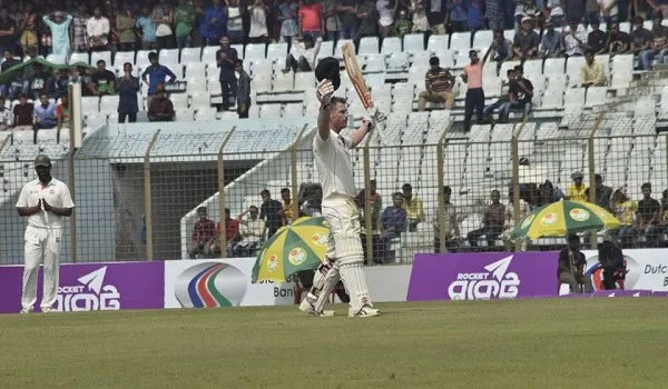 বাংলাদেশ ক্রিকেটার ওয়ার্নারকে শুভেচ্ছা জানাচ্ছেন, মাঠে দর্শকরা উপস্থিত. Channel i News - চ্যানেল আই নিউজ