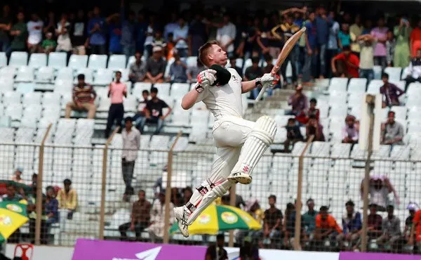 বাংলাদেশি ক্রিকেটার ওয়ার্নারকে উল্লাসে উদযাপন করছেন. Channel i News - চ্যানেল আই নিউজ