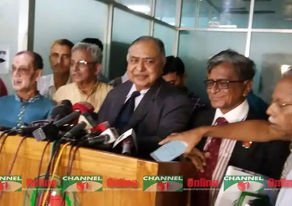 ড. কামাল সাংবাদিকদের সঙ্গে কথা বলছেন, বিভিন্ন সাংবাদিক উপস্থিত. Channel i News - চ্যানেল আই নিউজ