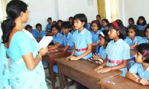 শিক্ষক শিক্ষার্থীদের সাথে ক্লাসে আলোচনা করছেন. Channel i News - চ্যানেল আই নিউজ