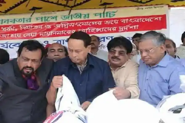 এমপি খোকা রোহিঙ্গাদের ত্রাণ বিতরণ করছেন, এরশাদ উপস্থিত আছেন. Channel i News - চ্যানেল আই নিউজ