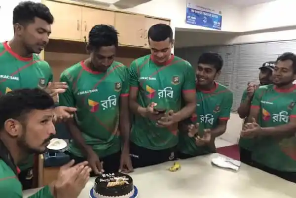বাংলাদেশ ক্রিকেটাররা জন্মদিনের কেকের সাথে উদযাপন করছে. Channel i News - চ্যানেল আই নিউজ